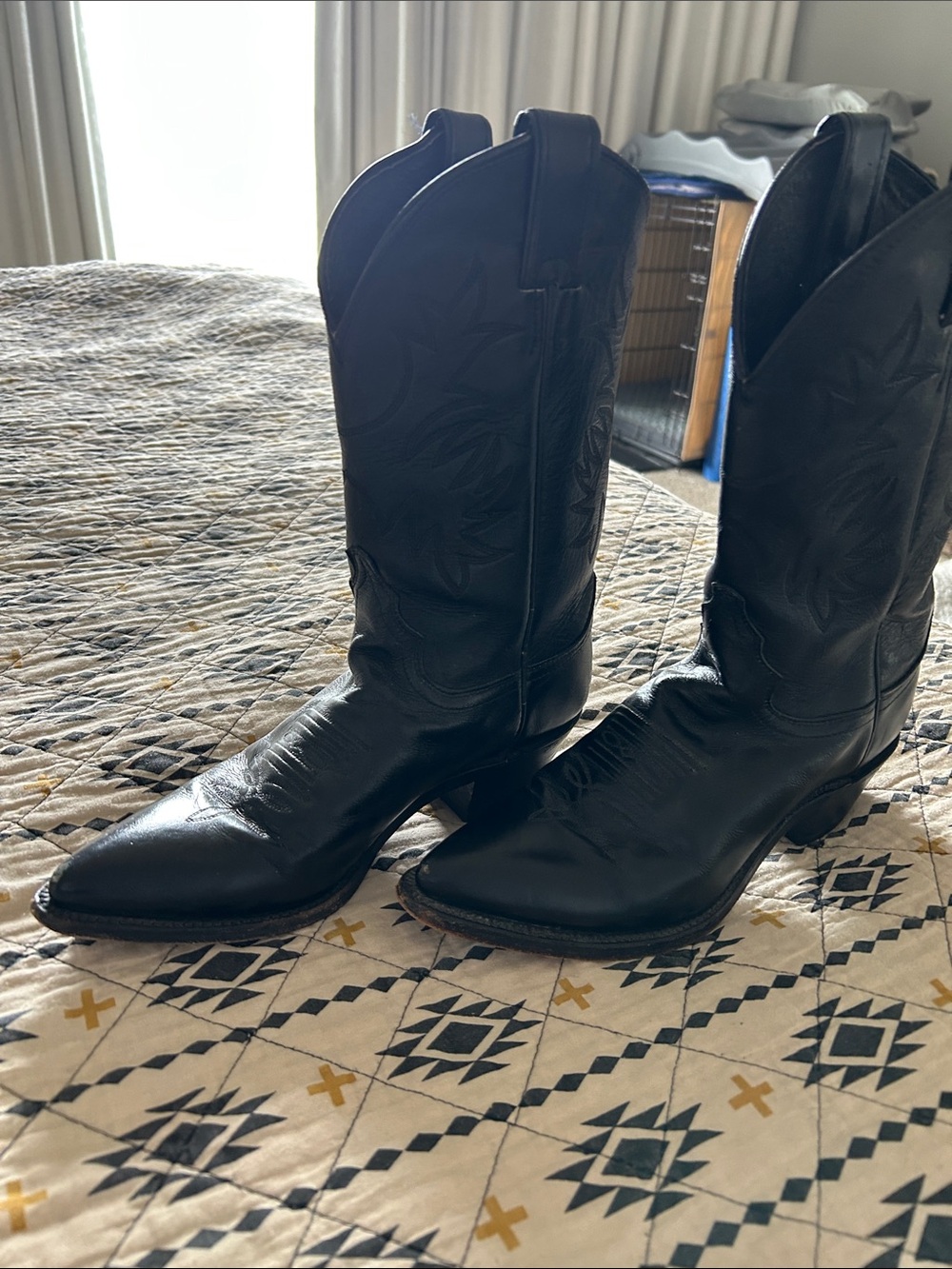 Justin Boots Black Leather Women's Cowboy Boots has a scuffed toe, (see pics)